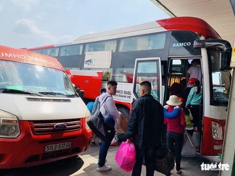 Nhanh chân mua vé những chuyến xe cuối cùng về quê chiều 30 Tết - Ảnh 2. Nhanh chân mua vé những chuyến xe cuối cùng về quê chiều 30 Tết - Ảnh 2.