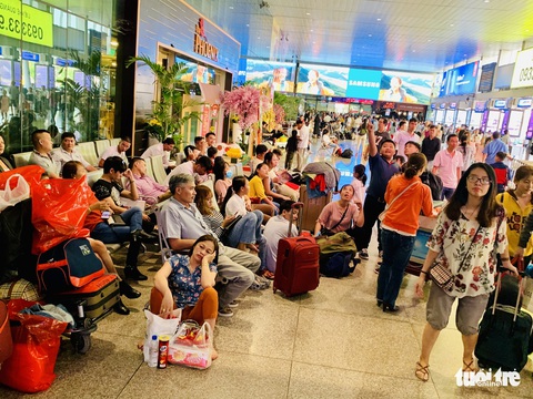 Linh hoạt vé giờ chót ở sân bay Tân Sơn Nhất chiều 30 Tết - Ảnh 2. Linh hoạt vé giờ chót ở sân bay Tân Sơn Nhất chiều 30 Tết - Ảnh 2.