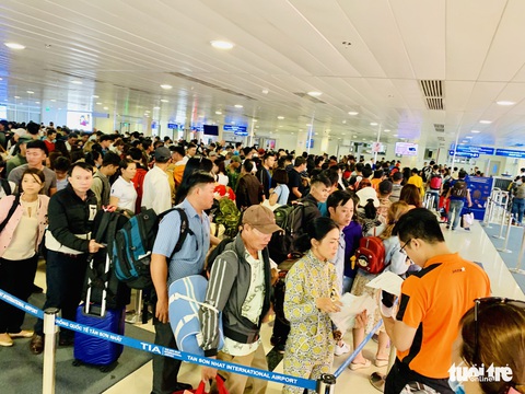 Linh hoạt vé giờ chót ở sân bay Tân Sơn Nhất chiều 30 Tết - Ảnh 4. Linh hoạt vé giờ chót ở sân bay Tân Sơn Nhất chiều 30 Tết - Ảnh 4.
