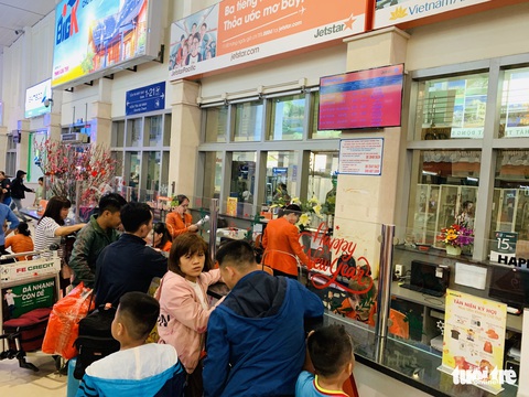 Linh hoạt vé giờ chót ở sân bay Tân Sơn Nhất chiều 30 Tết - Ảnh 1. Linh hoạt vé giờ chót ở sân bay Tân Sơn Nhất chiều 30 Tết - Ảnh 1.