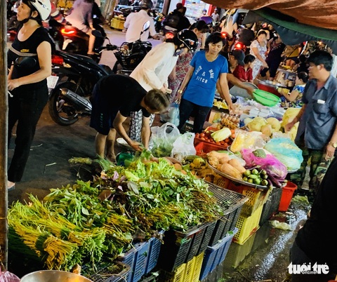 Siêu thị đóng cửa, dân Sài Gòn đổ xô ra chợ mua đồ Tết - Ảnh 2. Siêu thị đóng cửa, dân Sài Gòn đổ xô ra chợ mua đồ Tết - Ảnh 2.