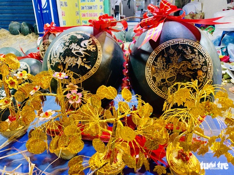 Siêu thị đóng cửa, dân Sài Gòn đổ xô ra chợ mua đồ Tết - Ảnh 3. Siêu thị đóng cửa, dân Sài Gòn đổ xô ra chợ mua đồ Tết - Ảnh 3.