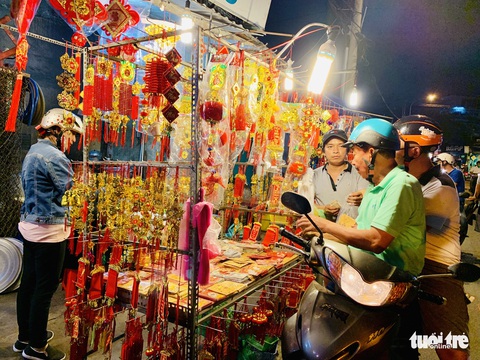 Siêu thị đóng cửa, dân Sài Gòn đổ xô ra chợ mua đồ Tết - Ảnh 6. Siêu thị đóng cửa, dân Sài Gòn đổ xô ra chợ mua đồ Tết - Ảnh 6.