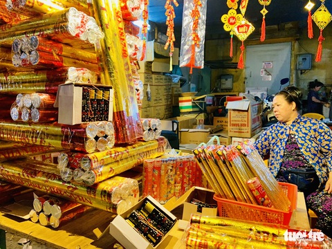 Siêu thị đóng cửa, dân Sài Gòn đổ xô ra chợ mua đồ Tết - Ảnh 7. Siêu thị đóng cửa, dân Sài Gòn đổ xô ra chợ mua đồ Tết - Ảnh 7.