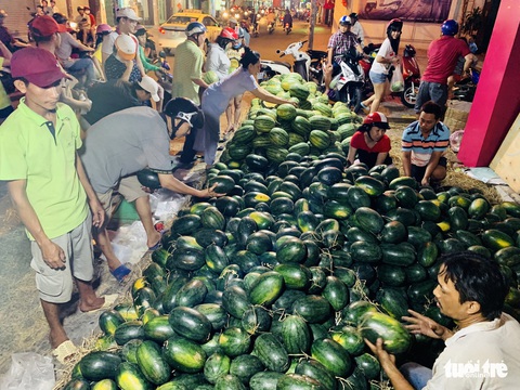 Siêu thị đóng cửa, dân Sài Gòn đổ xô ra chợ mua đồ Tết - Ảnh 4. Siêu thị đóng cửa, dân Sài Gòn đổ xô ra chợ mua đồ Tết - Ảnh 4.