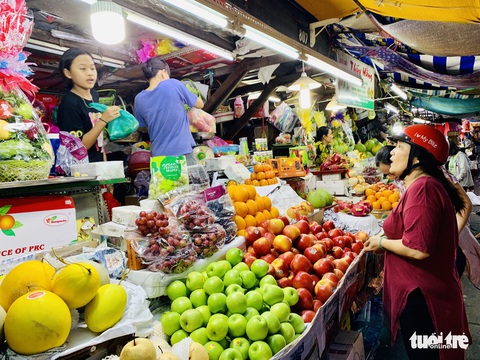 Siêu thị đóng cửa, dân Sài Gòn đổ xô ra chợ mua đồ Tết - Ảnh 5. Siêu thị đóng cửa, dân Sài Gòn đổ xô ra chợ mua đồ Tết - Ảnh 5.