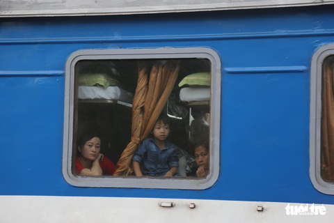 Mai vàng khoe sắc trên chuyến tàu cuối năm - Ảnh 10. Mai vàng khoe sắc trên chuyến tàu cuối năm - Ảnh 10.