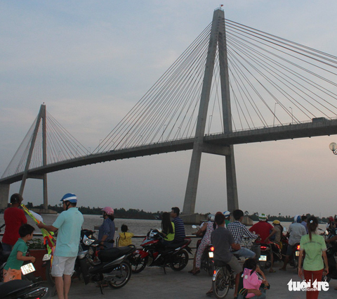 Để lại xe máy, một người nhảy cầu Rạch Miễu chiều 30 Tết - Ảnh 1. Để lại xe máy, một người nhảy cầu Rạch Miễu chiều 30 Tết - Ảnh 1.