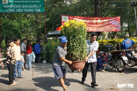 Hoa tết trưa 30 giảm giá hơn phân nửa - Ảnh 7. Hoa tết trưa 30 giảm giá hơn phân nửa - Ảnh 7.