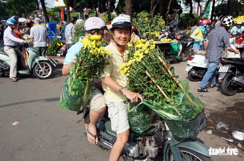 Hoa tết trưa 30 giảm giá hơn phân nửa - Ảnh 9. Hoa tết trưa 30 giảm giá hơn phân nửa - Ảnh 9.