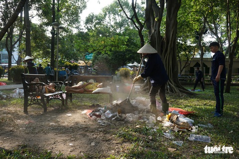 Hoa tết trưa 30 giảm giá hơn phân nửa - Ảnh 10. Hoa tết trưa 30 giảm giá hơn phân nửa - Ảnh 10.