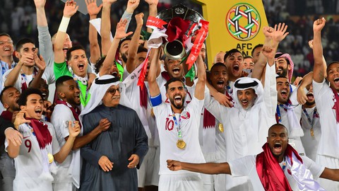 Cầu thủ Qatar ẵm 2 triệu bảng, căn hộ ở London, xe Lexus... sau chức vô địch Asian Cup - Ảnh 1.