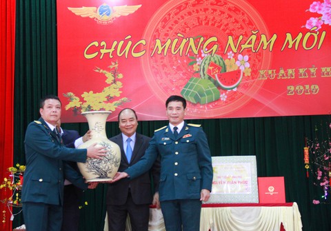 Chiều 30 tết, Thủ tướng Nguyễn Xuân Phúc chúc tết sư đoàn không quân - Ảnh 2. Chiều 30 tết, Thủ tướng Nguyễn Xuân Phúc chúc tết sư đoàn không quân - Ảnh 2.