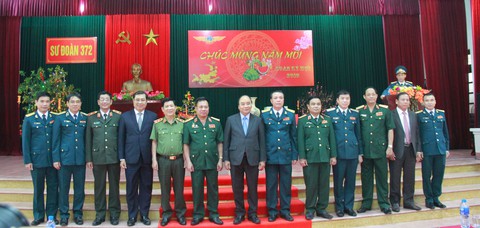 Chiều 30 tết, Thủ tướng Nguyễn Xuân Phúc chúc tết sư đoàn không quân - Ảnh 3. Chiều 30 tết, Thủ tướng Nguyễn Xuân Phúc chúc tết sư đoàn không quân - Ảnh 3.