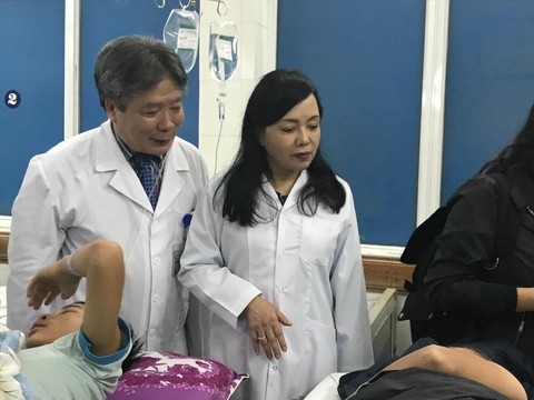 Bộ trưởng Y tế thăm ngẫu nhiên 2 bệnh nhân, cả 2 đều liên quan bia rượu - Ảnh 1. Bộ trưởng Y tế thăm ngẫu nhiên 2 bệnh nhân, cả 2 đều liên quan bia rượu - Ảnh 1.