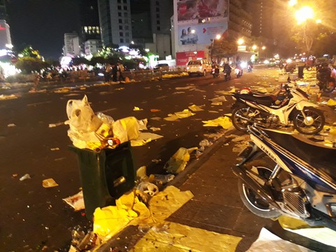 Bến Bạch Đằng rác và rác chưa từng thấy sau đêm giao thừa - Ảnh 1. Bến Bạch Đằng rác và rác chưa từng thấy sau đêm giao thừa - Ảnh 1.