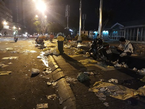 Bến Bạch Đằng rác và rác chưa từng thấy sau đêm giao thừa - Ảnh 3. Bến Bạch Đằng rác và rác chưa từng thấy sau đêm giao thừa - Ảnh 3.