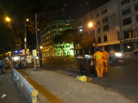 Bến Bạch Đằng rác và rác chưa từng thấy sau đêm giao thừa - Ảnh 6. Bến Bạch Đằng rác và rác chưa từng thấy sau đêm giao thừa - Ảnh 6.