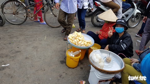 Xe kẹt cứng quanh chùa Bà Núi Sam - Ảnh 2. Xe kẹt cứng quanh chùa Bà Núi Sam - Ảnh 2.