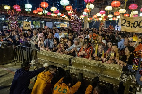 Chùa Trung Quốc ngập trong khói lửa ngày đầu năm - Ảnh 2. Chùa Trung Quốc ngập trong khói lửa ngày đầu năm - Ảnh 2.