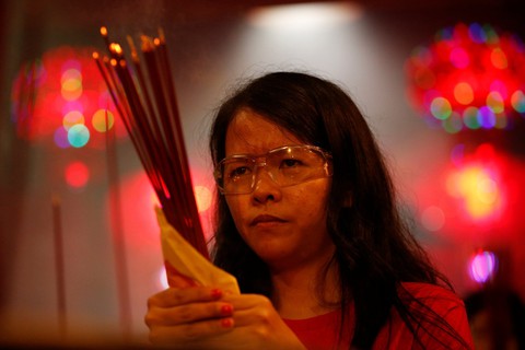 Chùa Trung Quốc ngập trong khói lửa ngày đầu năm - Ảnh 8. Chùa Trung Quốc ngập trong khói lửa ngày đầu năm - Ảnh 8.