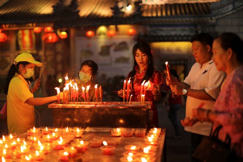 Chùa Trung Quốc ngập trong khói lửa ngày đầu năm - Ảnh 10. Chùa Trung Quốc ngập trong khói lửa ngày đầu năm - Ảnh 10.
