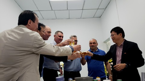 Bác sĩ Cuba lần đầu đón tết Việt - Ảnh 1. Bác sĩ Cuba lần đầu đón tết Việt - Ảnh 1.