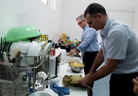 Bác sĩ Cuba lần đầu đón tết Việt - Ảnh 2. Bác sĩ Cuba lần đầu đón tết Việt - Ảnh 2.