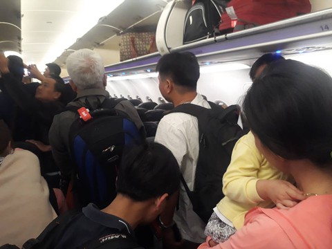 Trục trặc kỹ thuật, máy bay Vietjet từ Vinh đi TP.HCM hạ cánh ở Đà Nẵng - Ảnh 2. Trục trặc kỹ thuật, máy bay Vietjet từ Vinh đi TP.HCM hạ cánh ở Đà Nẵng - Ảnh 2.