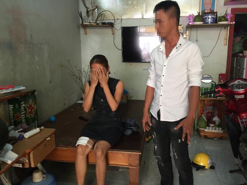 Bắt nghi can đặt thuốc nổ trong micro làm hai mẹ con bị thương - Ảnh 2. Bắt nghi can đặt thuốc nổ trong micro làm hai mẹ con bị thương - Ảnh 2.