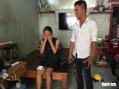 Nghi án đặt thuốc nổ trong micro, 2 mẹ con bị thương - Ảnh 1. Nghi án đặt thuốc nổ trong micro, 2 mẹ con bị thương - Ảnh 1.