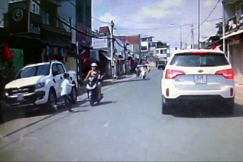 Dân mạng phẫn nộ, truy tìm gã đàn ông đi ôtô tát phụ nữ chở con nhỏ - Ảnh 2. Dân mạng phẫn nộ, truy tìm gã đàn ông đi ôtô tát phụ nữ chở con nhỏ - Ảnh 2.