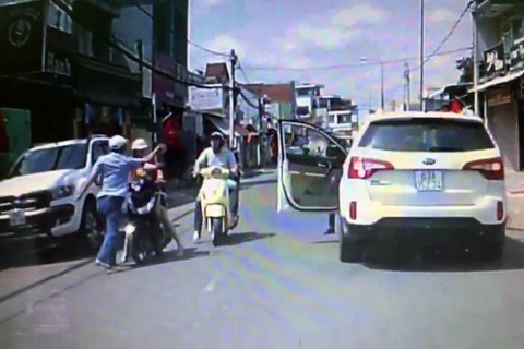 Dân mạng phẫn nộ, truy tìm gã đàn ông đi ôtô tát phụ nữ chở con nhỏ - Ảnh 3. Dân mạng phẫn nộ, truy tìm gã đàn ông đi ôtô tát phụ nữ chở con nhỏ - Ảnh 3.