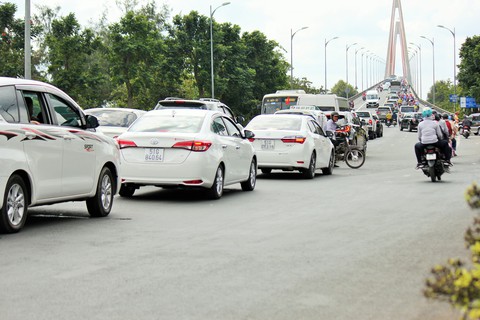 Khách từ Sài Gòn về miền Tây quá đông, cầu Rạch Miễu ngộp xe cộ - Ảnh 7. Khách từ Sài Gòn về miền Tây quá đông, cầu Rạch Miễu ngộp xe cộ - Ảnh 7.