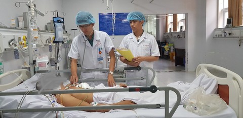 Cứu người giận vợ, dùng dao đâm xuyên thấu tim mình - Ảnh 1. Cứu người giận vợ, dùng dao đâm xuyên thấu tim mình - Ảnh 1.