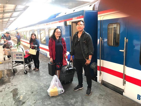Tết trên chuyến tàu về quê ăn tết muộn - Ảnh 1. Tết trên chuyến tàu về quê ăn tết muộn - Ảnh 1.