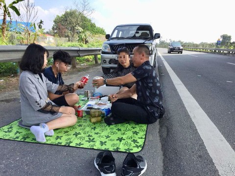 Gia đình bày tiệc, livestream trên cao tốc là sự việc nghiêm trọng - Ảnh 1. Gia đình bày tiệc, livestream trên cao tốc là sự việc nghiêm trọng - Ảnh 1.
