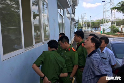 Hai kẻ cướp bắn bể màn hình máy tính, cướp 2 tỉ đồng - Ảnh 1. Hai kẻ cướp bắn bể màn hình máy tính, cướp 2 tỉ đồng - Ảnh 1.