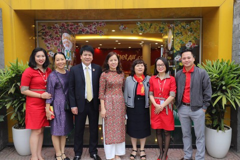Lãnh đạo Vietjet vui xuân cùng hành khách ngày Mùng 1 Tết - Ảnh 1. Lãnh đạo Vietjet vui xuân cùng hành khách ngày Mùng 1 Tết - Ảnh 1.