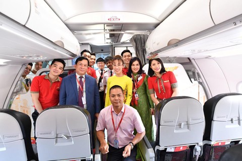 Lãnh đạo Vietjet vui xuân cùng hành khách ngày Mùng 1 Tết - Ảnh 11. Lãnh đạo Vietjet vui xuân cùng hành khách ngày Mùng 1 Tết - Ảnh 11.