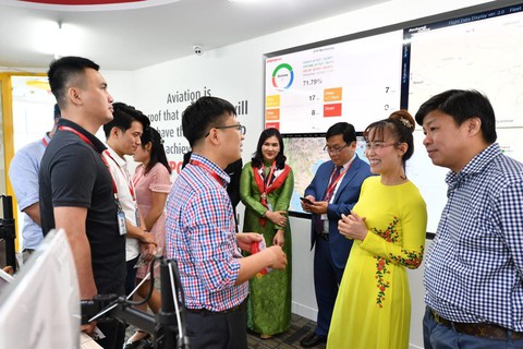 Lãnh đạo Vietjet vui xuân cùng hành khách ngày Mùng 1 Tết - Ảnh 12. Lãnh đạo Vietjet vui xuân cùng hành khách ngày Mùng 1 Tết - Ảnh 12.