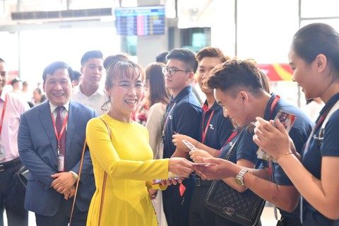 Lãnh đạo Vietjet vui xuân cùng hành khách ngày Mùng 1 Tết - Ảnh 6. Lãnh đạo Vietjet vui xuân cùng hành khách ngày Mùng 1 Tết - Ảnh 6.