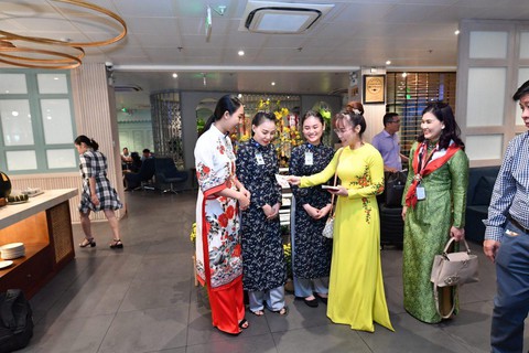 Lãnh đạo Vietjet vui xuân cùng hành khách ngày Mùng 1 Tết - Ảnh 8. Lãnh đạo Vietjet vui xuân cùng hành khách ngày Mùng 1 Tết - Ảnh 8.