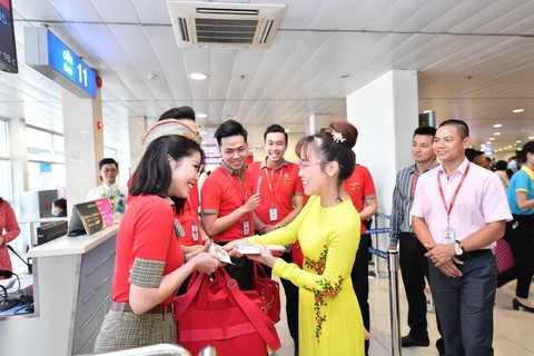 Lãnh đạo Vietjet vui xuân cùng hành khách ngày Mùng 1 Tết - Ảnh 9. Lãnh đạo Vietjet vui xuân cùng hành khách ngày Mùng 1 Tết - Ảnh 9.