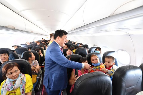 Lãnh đạo Vietjet vui xuân cùng hành khách ngày Mùng 1 Tết - Ảnh 10. Lãnh đạo Vietjet vui xuân cùng hành khách ngày Mùng 1 Tết - Ảnh 10.