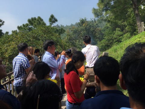 Dòng người chen chân viếng mộ Đại tướng mùng 4 tết - Ảnh 2. Dòng người chen chân viếng mộ Đại tướng mùng 4 tết - Ảnh 2.