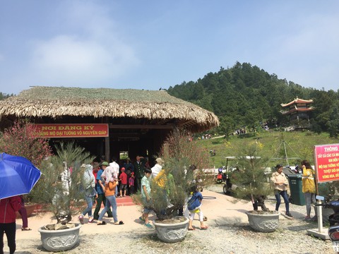 Dòng người chen chân viếng mộ Đại tướng mùng 4 tết - Ảnh 3. Dòng người chen chân viếng mộ Đại tướng mùng 4 tết - Ảnh 3.