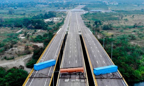Xe chở hàng viện trợ Mỹ tới cầu biên giới Venezuela - Ảnh 2. Xe chở hàng viện trợ Mỹ tới cầu biên giới Venezuela - Ảnh 2.