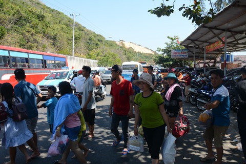 Du khách nườm nượp đổ về biển Mũi Né - Ảnh 1. Du khách nườm nượp đổ về biển Mũi Né - Ảnh 1.