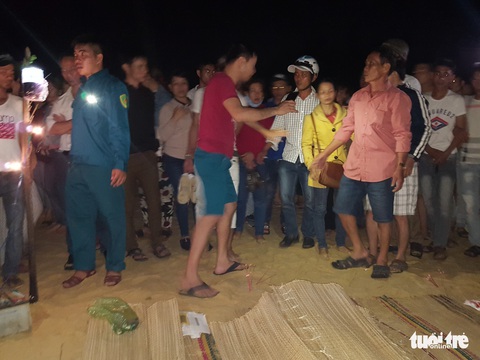 Đã vớt được thi thể 4 học sinh lớp 9 tắm biển, 2 em còn mất tích - Ảnh 3. Đã vớt được thi thể 4 học sinh lớp 9 tắm biển, 2 em còn mất tích - Ảnh 3.